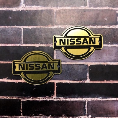 Табличка Nissan 4х3 см, золото