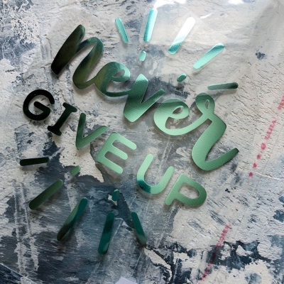 Надпись из зеркального термотрансфера Never give up, 12,5x10,3 см, цвет мятный